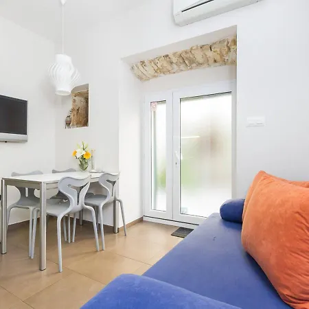 Varos Guest house
