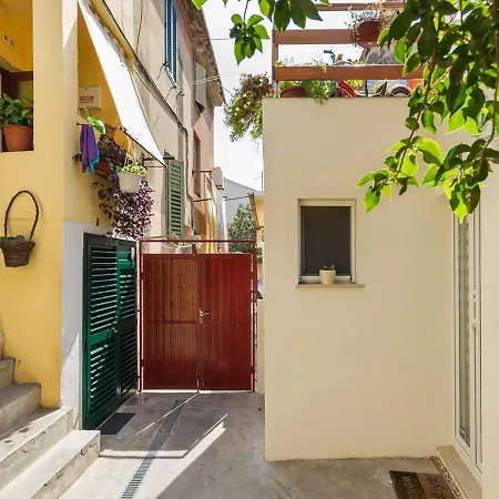Varos Guest house